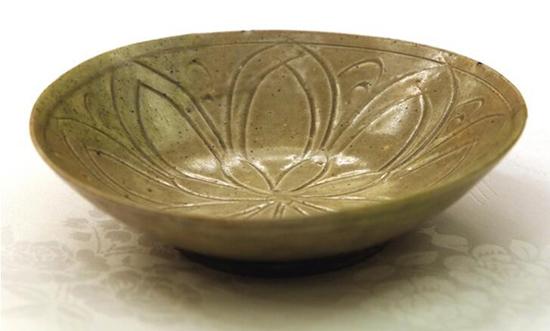 龙泉窑青釉刻划莲瓣纹碗 五代至北宋 